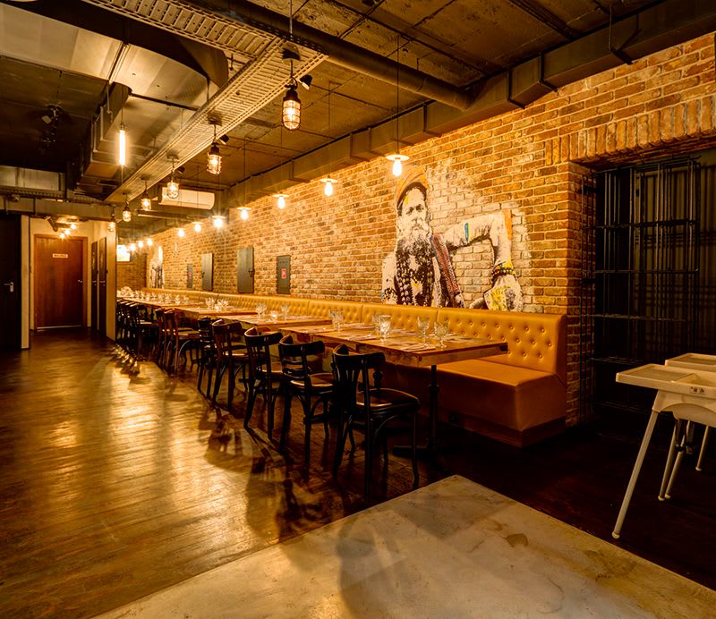 Duża sala restauracji indyjskiej Guru w Warszawie